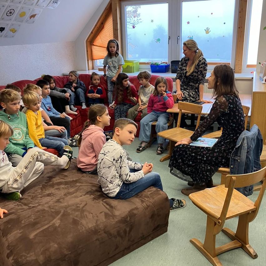 Bild enthält, Adult, Female, Person, Woman, Boy, Child, Male, Furniture, Girl, People