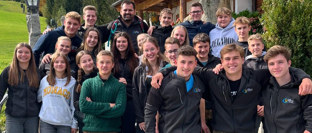 Bild enthält, People, Person, Pants, Shelter, Portrait, Shorts, Grass, Jeans, Groupshot, Teen