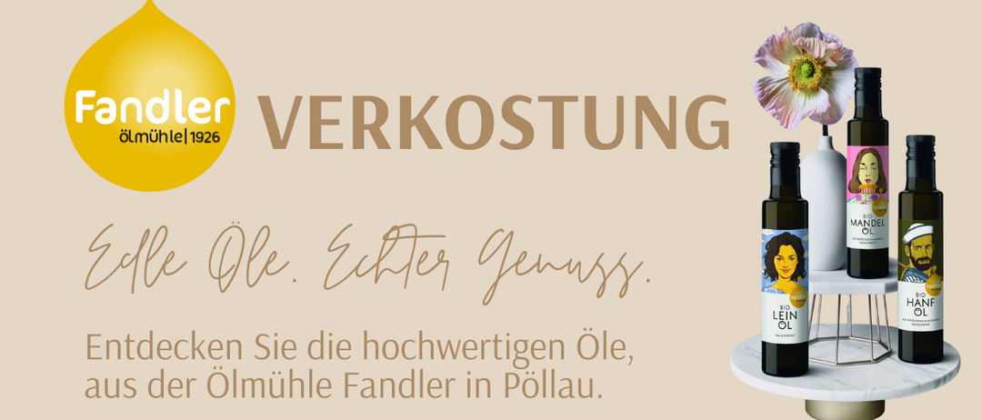Die Werbung zeigt einen gelben Kreis mit dem Text VERKOSTUNG 1926, eine Ölflasche und eine Blume. Die Ölflasche hat die Aufschrift Bio Leinöl auf dem Etikett. Die Werbung ist in deutscher Sprache.