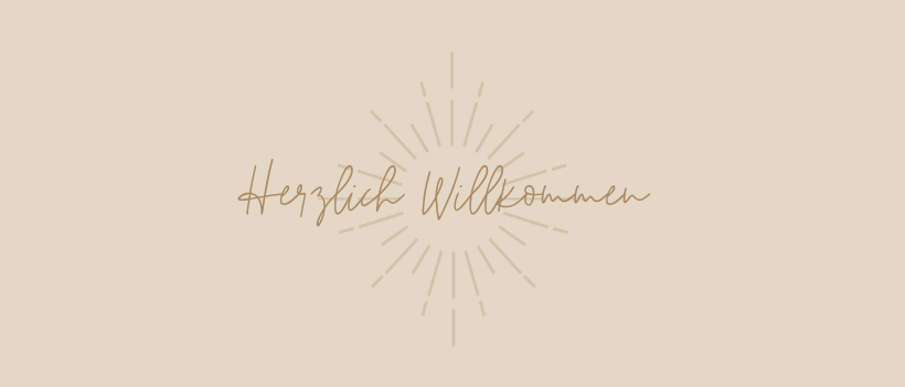 Ein beigefarbener Hintergrund mit 'Herzlich Willkommen' in goldener kursiver Schrift umgeben von einem Sonnenburst-Muster.