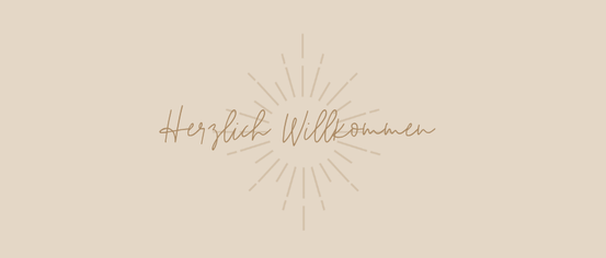 A beige backdrop with 'Herzlich Willkommen' in gold cursive font surrounded by a sunburst pattern.