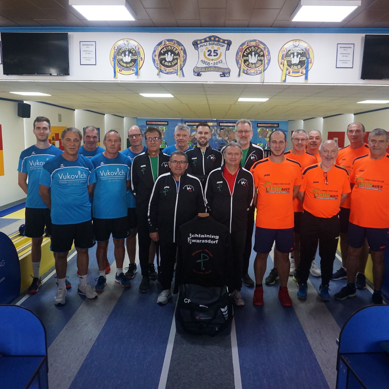 Bild enthält, People, Person, Adult, Male, Man, Shoe, Face, Indoors, Screen, Team