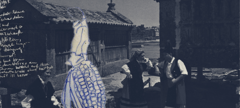 Ein Schwarz-Weiß-Foto zeigt drei Menschen in traditioneller Kleidung neben einem Gebäude mit einem Kreuz auf der Spitze. Die Frau links sitzt auf dem Boden und trägt eine Halskette.