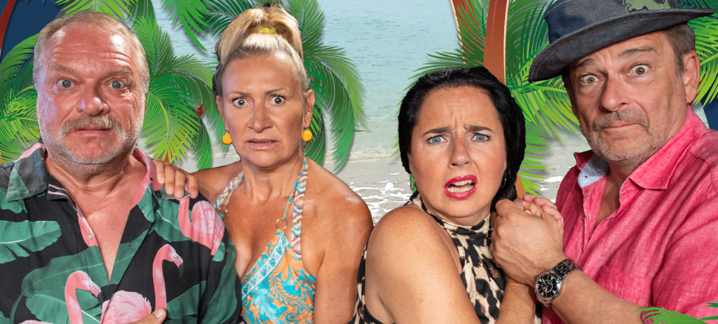 Drei Menschen stehen nah beieinander am Strand und haben alle überraschte Gesichtsausdrücke. Der Mann links trägt ein Flamingo-T-Shirt, die Frau in der Mitte ein ärmelloses Kleid. Die Frau rechts trägt ein Leoparden-Kleid.