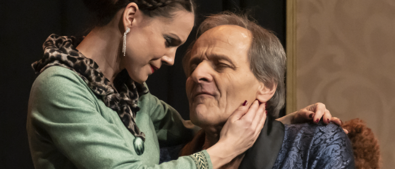 Bild enthält, Body Part, Finger, Hand, Person, Adult, Female, Woman, Face, Head