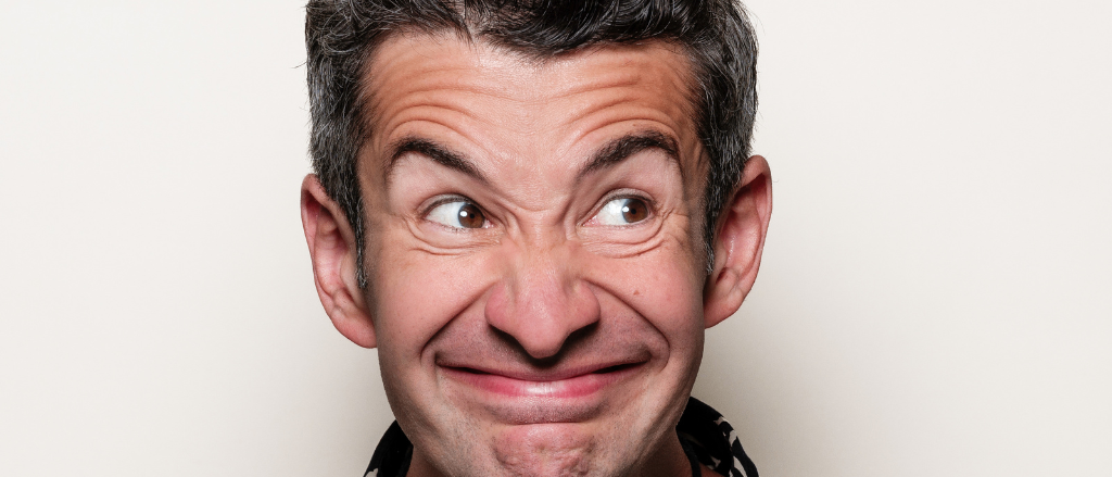 Bild enthält, Face, Head, Person, Photography, Portrait, Smile, Adult, Male, Man, Surprised