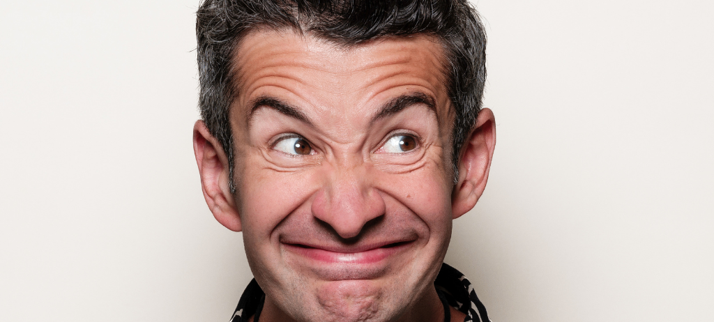 Bild enthält, Face, Head, Person, Photography, Portrait, Smile, Adult, Male, Man, Surprised