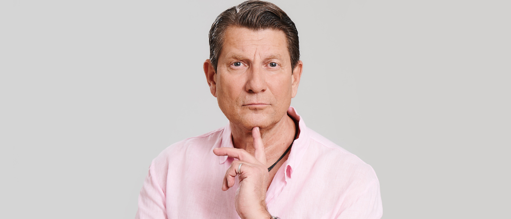 Bild enthält, Shirt, Adult, Male, Man, Person, Finger, Accessories, Face, Head, Portrait