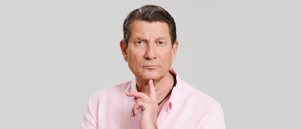 Bild enthält, Shirt, Adult, Male, Man, Person, Finger, Accessories, Face, Head, Portrait