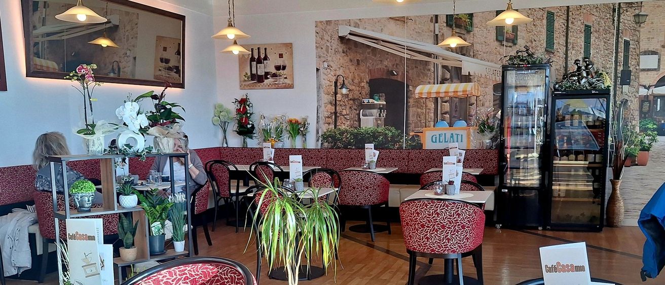 Bild enthält, Building, Dining Room, Dining Table, Indoors, Restaurant, Cafe, Person, Lamp, Plant, Chair