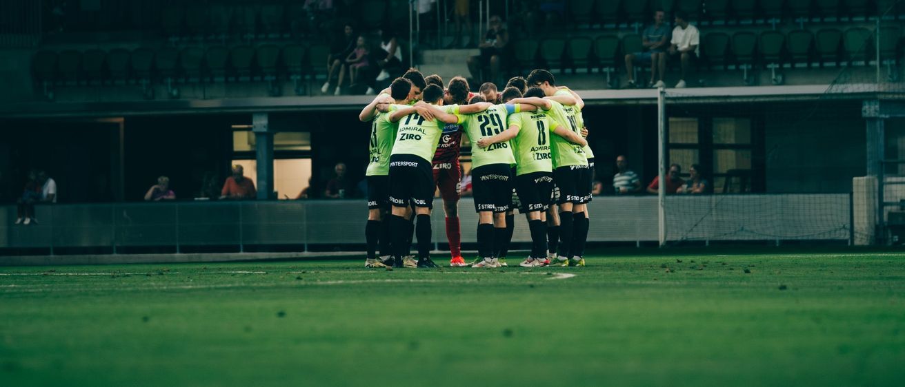 Bild enthält, People, Person, Team, Crowd, Huddle, Clothing, Footwear, Shoe
