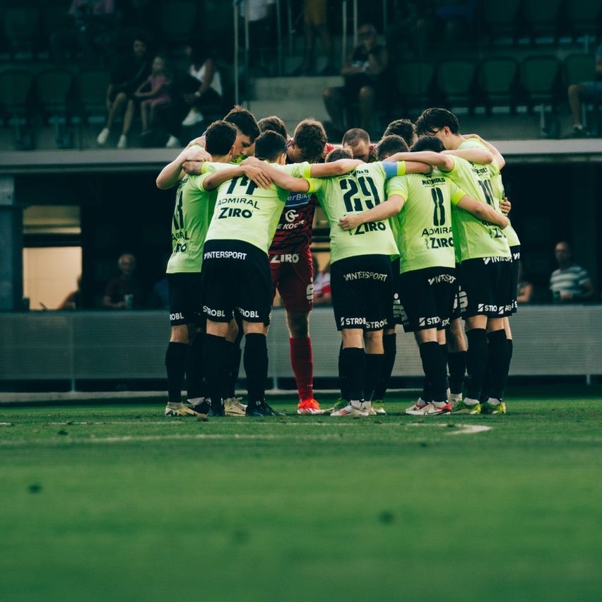 Bild enthält, People, Person, Team, Crowd, Huddle, Clothing, Footwear, Shoe