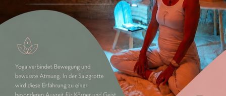 Eine Frau praktiziert Yoga in einer Salzgrotte, sitzt mit gekreuzten Beinen auf einem Bett mit gelassenem Gesichtsausdruck, umgeben von einer ruhigen Umgebung. Das Poster bewirbt Yoga in einer Salzgrotte und betont deren Vorteile für Körper und Geist.