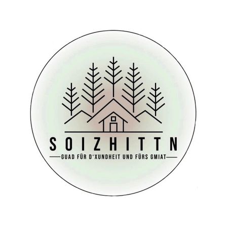 Ein kreisförmiges Logo mit einem Haus umgeben von Bäumen, der Text 'SOIZHITTN' und 'GUAD FÜR D'XUNDHEIT UND FÜRS GMIAT' darunter.