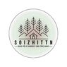 Ein kreisförmiges Logo mit einem Haus umgeben von Bäumen, der Text 'SOIZHITTN' und 'GUAD FÜR D'XUNDHEIT UND FÜRS GMIAT' darunter.