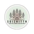 Ein kreisförmiges Logo mit einem Haus umgeben von Bäumen, der Text 'SOIZHITTN' und 'GUAD FÜR D'XUNDHEIT UND FÜRS GMIAT' darunter.