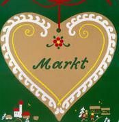 Ein herzförmiger Schmuck mit dem Wort 'Markt' auf Deutsch. Es ist mit einer roten Blume und traditionellen Mustern verziert. Der Hintergrund zeigt ein Dorf mit Häusern und Bäumen.
