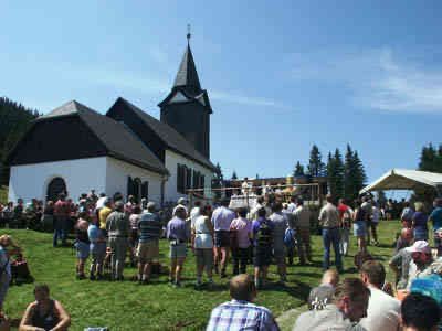 Bild enthält, Grass, People, Person, Concert, Crowd, Boy, Child, Male, Spire