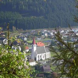 Bild enthält, Newfoundland, Building, Spire, Tree, Outdoors, Nature, Scenery, Vegetation, Neighborhood, Countryside