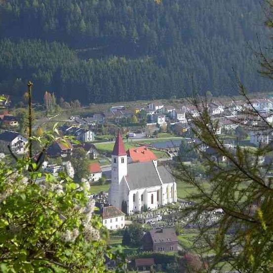 Bild enthält, Newfoundland, Building, Spire, Tree, Outdoors, Nature, Scenery, Vegetation, Neighborhood, Countryside