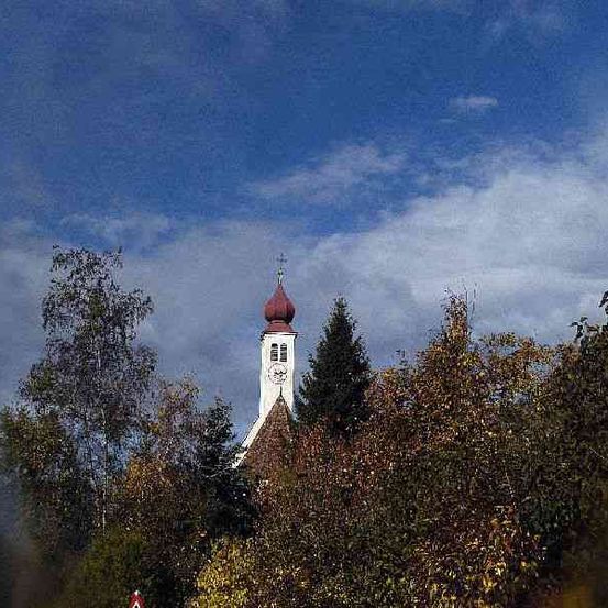 Bild enthält, Spire, Tower, Clock Tower, Monastery, Bell Tower, Tree, Vegetation, Outdoors, Person