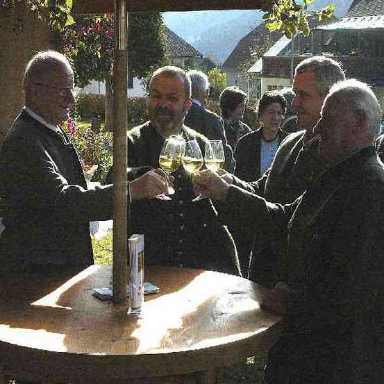 Bild enthält, Nature, Outdoors, Countryside, Adult, Male, Man, Person, Table, Rural, Farm