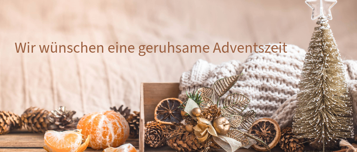 Eine Holzkiste mit Tannenzapfen, Mandarinen und einer goldenen Blumendekoration. Im Hintergrund verschwommenes weißes Gewebe. Oben erscheinen die Worte 'schonen eine geruhsame Adventszeit'.