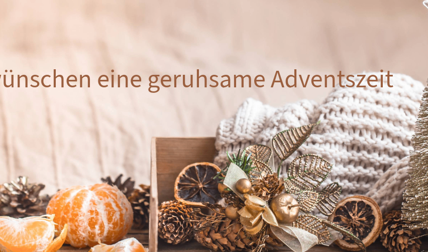 Eine Holzkiste mit Tannenzapfen, Mandarinen und einer goldenen Blumendekoration. Im Hintergrund verschwommenes weißes Gewebe. Oben erscheinen die Worte 'schonen eine geruhsame Adventszeit'.