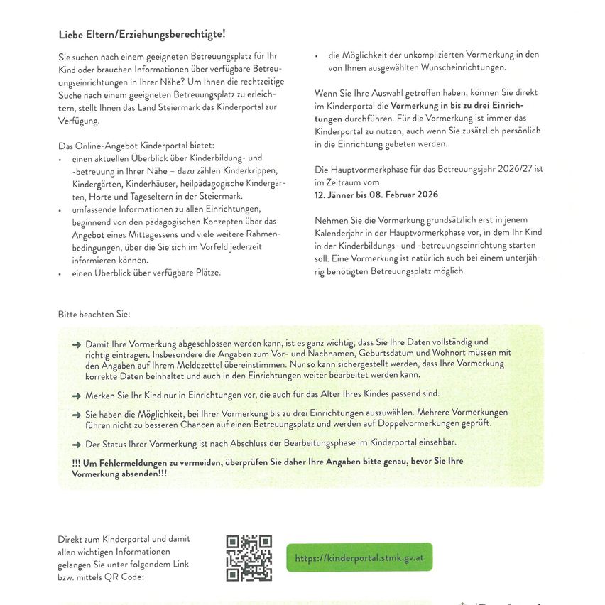 Das Bild zeigt ein Dokument mit dem Titel 'Liebe Eltern/Erziehungsberechtigte!' Es erklärt die Möglichkeit, dass Eltern einen geeigneten Betreuungsplatz in ihrer Nähe finden. Es bietet Informationen zur Registrierung und betont die Wichtigkeit, alle notwendigen Details auszufüllen. Es enthält auch einen Link zur Kinderportal-Website und einen QR-Code.