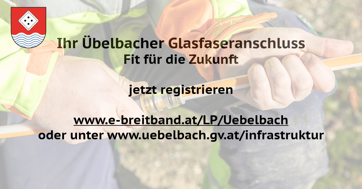 Hände halten ein Werkzeug mit Firmenlogo. Der Text lautet 'Uebelbacher Glasfaseranschluß Fit für die Zukunft. Jetzt registrieren unter www.e-breitband.at/LP/Uebelbach auf www.uebelbach.gv.at/infra'.