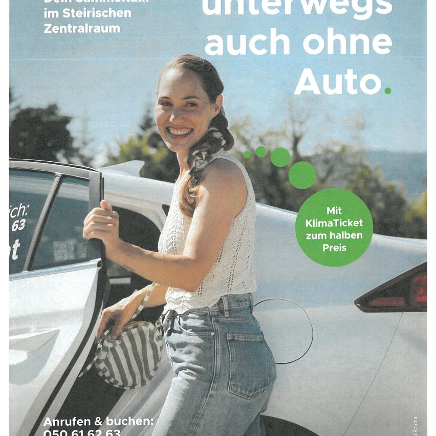 Eine Frau öffnet die Tür eines weißen Autos. Die Anzeige bewirbt Reisen in der Steiermark ohne Auto und bietet ein Klimaticket zum halben Preis an.