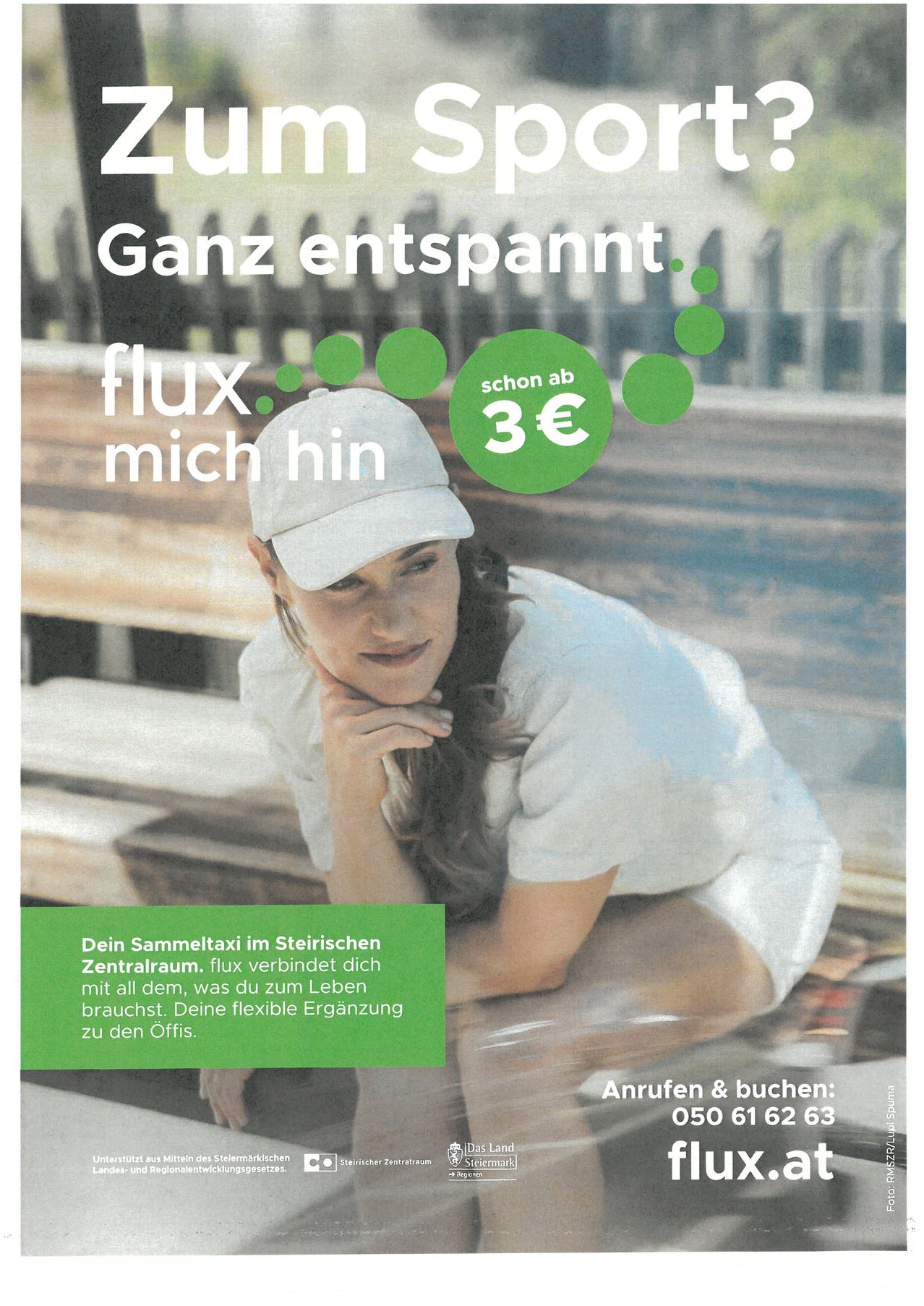 Eine Frau in einer weißen Kappe und einem weißen Shirt sitzt entspannt auf einer Bank. Der Werbetext lautet 'Ganz entspannt. flux... mich hin schon ab 3€'. Eine Informationsbox befindet sich unten links.