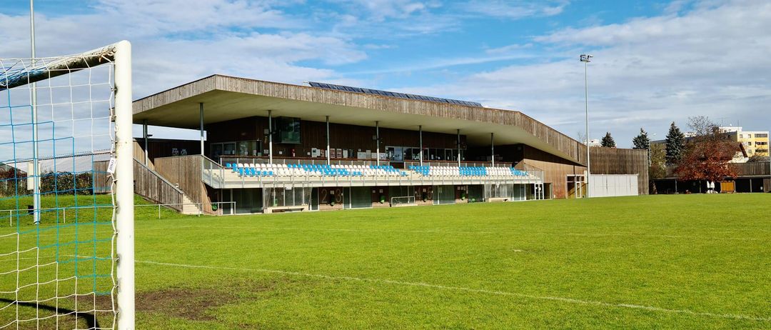 Bild enthält, Field, Architecture, Building, Grass, Plant, Person