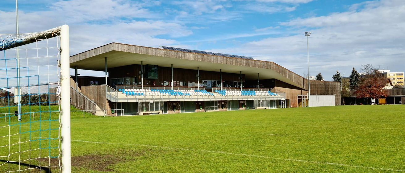 Bild enthält, Field, Architecture, Building, Grass, Plant, Person