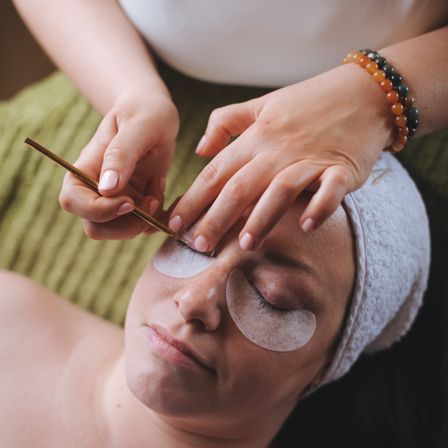 Bild enthält, Face, Head, Person, Accessories, Bracelet, Jewelry, Spa