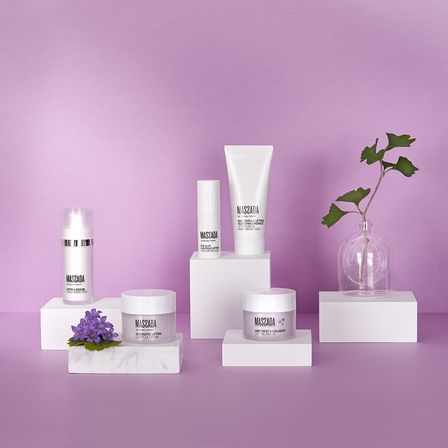 Bild enthält, Jar, Pottery, Vase, Plant, Potted Plant, Planter, Bottle, Lotion, Cosmetics, Flower