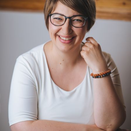 Bild enthält, Face, Happy, Head, Person, Smile, Finger, Adult, Female, Woman, Glasses