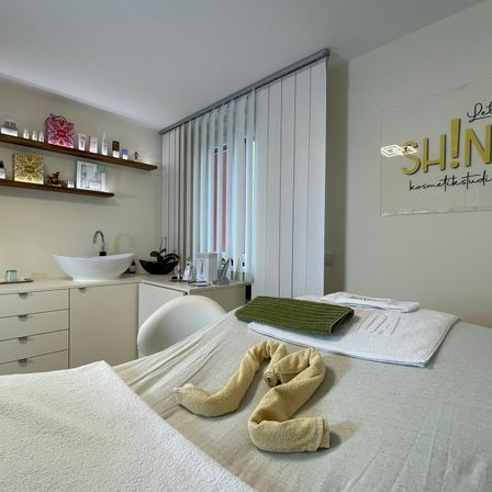 Bild enthält, Home Decor, Spa, Bed, Furniture, Sink, Sink Faucet