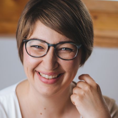 Bild enthält, Face, Happy, Head, Person, Smile, Finger, Adult, Female, Woman, Glasses