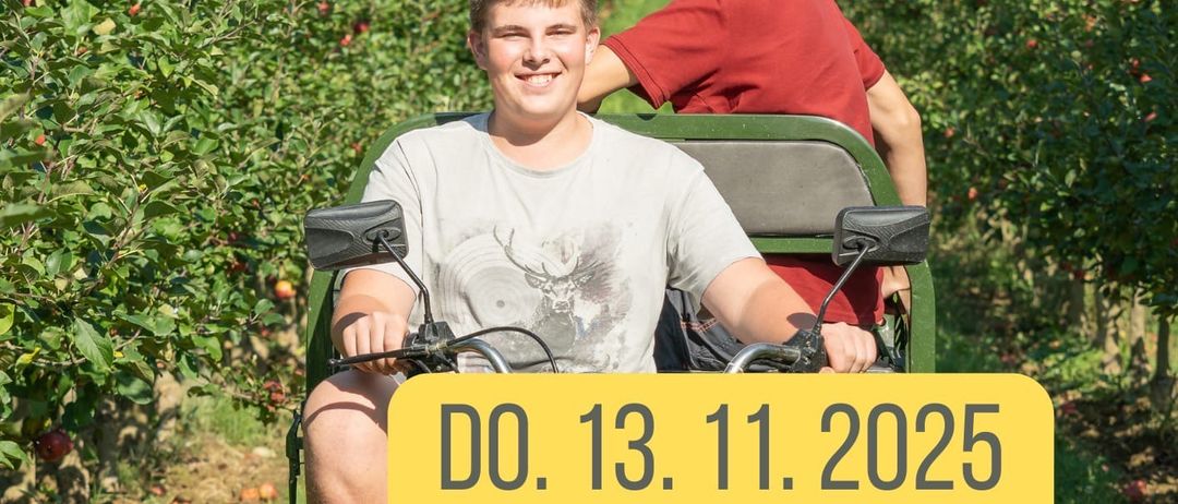 Zwei Jungen fahren auf einem grünen Traktor in einem Apfelhain, wobei einer im Fahrersitz sitzt und der andere hinter ihm steht. Das Datum, 13.11.2025, und die Zeit, 14:00-17:00, sind auf dem Bild angezeigt.