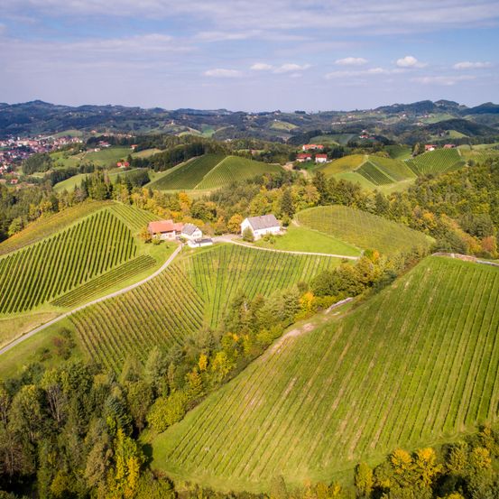 Bild enthält, Outdoors, Nature, Countryside, Architecture, Building, Rural, Aerial View, Farm, Land