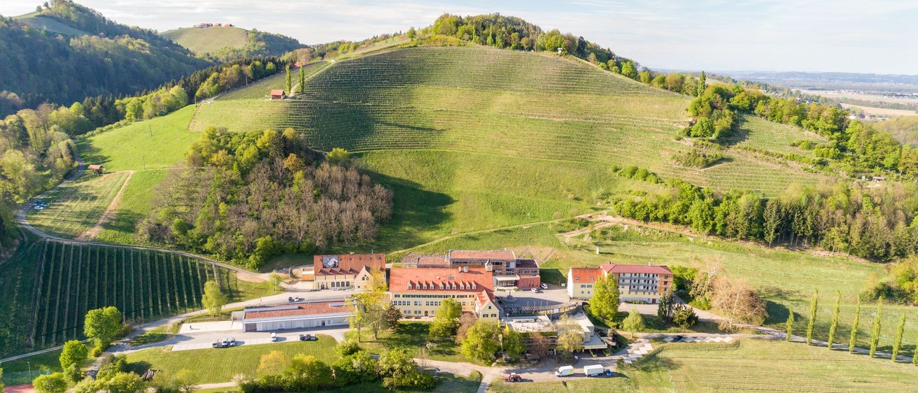 Bild enthält, Outdoors, Nature, Building, Countryside, Hill, Field, Grassland, Road, Rural, Scenery