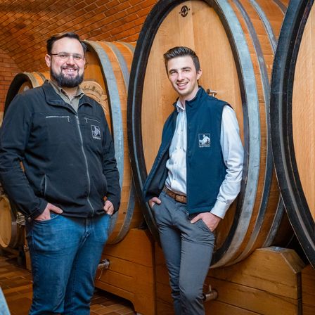 Bild enthält, Nature, Outdoors, Jeans, Adult, Male, Man, Person, Jacket, Countryside, Alcohol