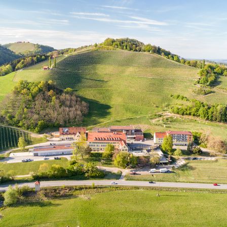 Bild enthält, Outdoors, Nature, Building, Countryside, Hill, Field, Grassland, Road, Rural, Scenery