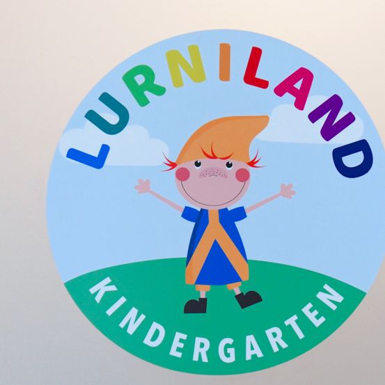 Bild enthält, Logo, Person, People