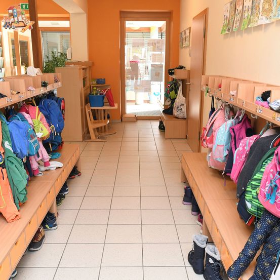 Bild enthält, Indoors, Building, Hostel, Bag, Handbag, Shoe, Person, Furniture, Bedroom, Dorm Room