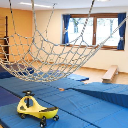 Bild enthält, Play Area, Indoors, Interior Design, Furniture, Car, Transportation, Vehicle