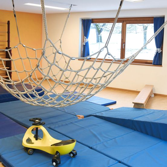 Bild enthält, Play Area, Indoors, Interior Design, Furniture, Car, Transportation, Vehicle