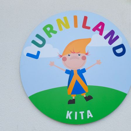 Bild enthält, Logo, Badge, Symbol, Person, Face, Head