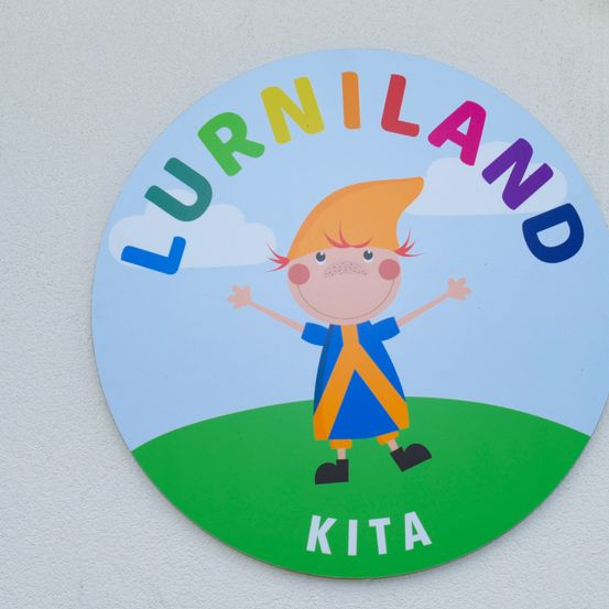 Bild enthält, Logo, Badge, Symbol, Person, Face, Head